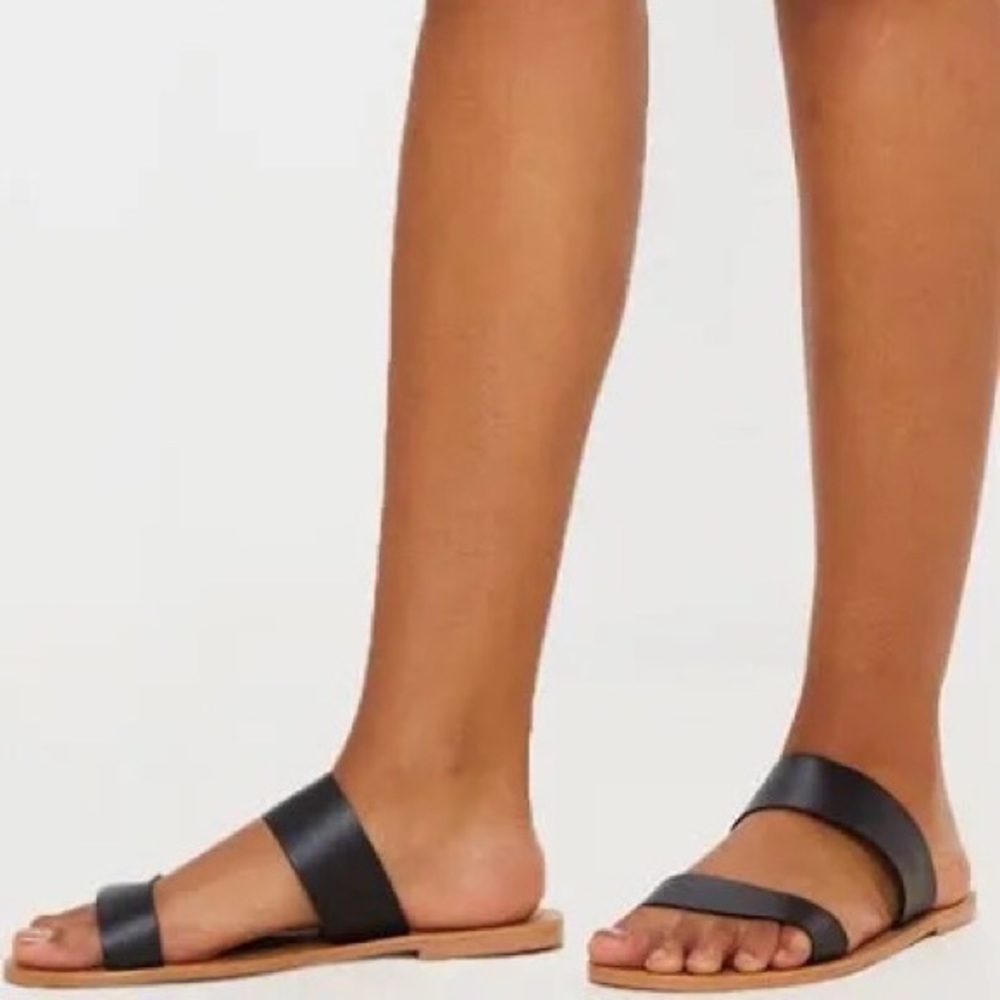 Womenswear’s size 7 black leather sandals